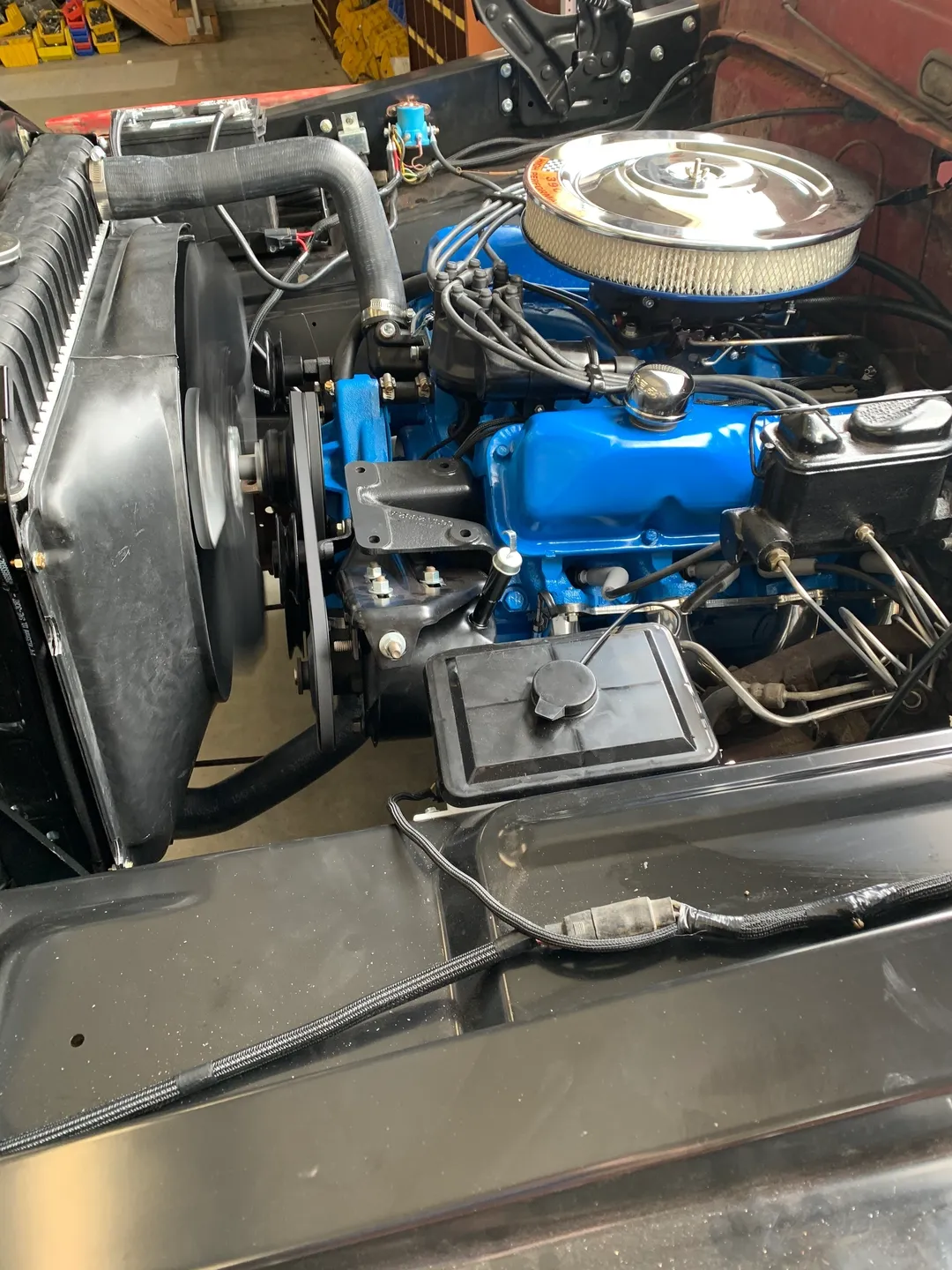 The car engine in the car bonet, side